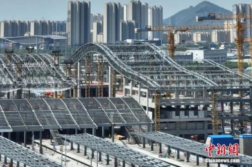 圖為航拍南沿江鐵路江陰站站房屋面鋼結(jié)構(gòu)桁架整體提升現(xiàn)場。(無人機(jī)照片) 中新社記者 泱波 攝